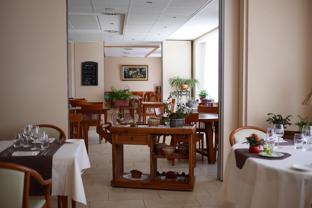 Montricher Auberge Aux Deux Sapins מראה חיצוני תמונה
