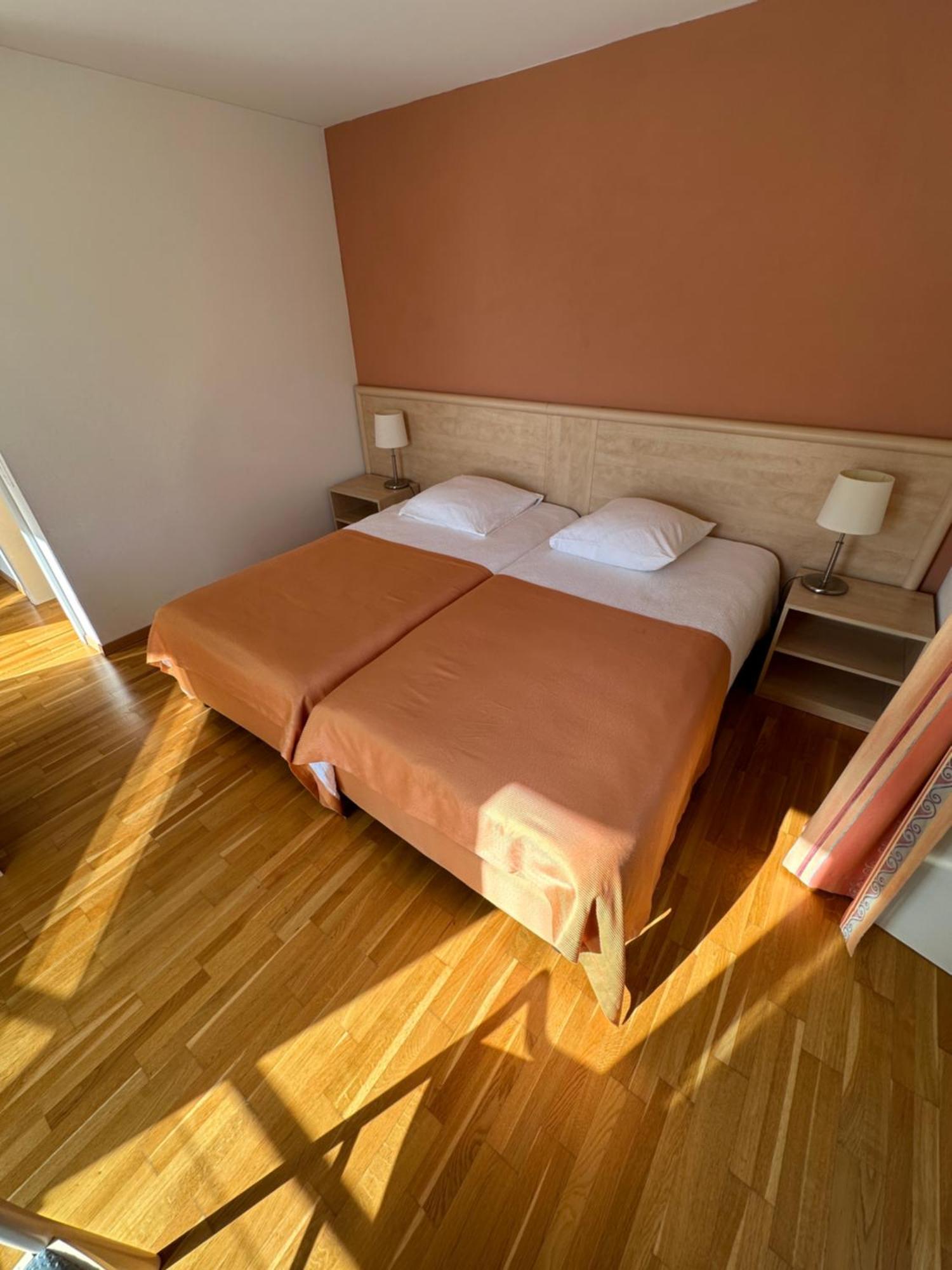 Montricher Auberge Aux Deux Sapins מראה חיצוני תמונה