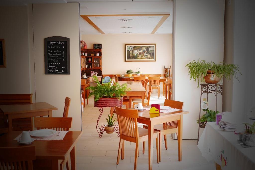 Montricher Auberge Aux Deux Sapins מראה חיצוני תמונה
