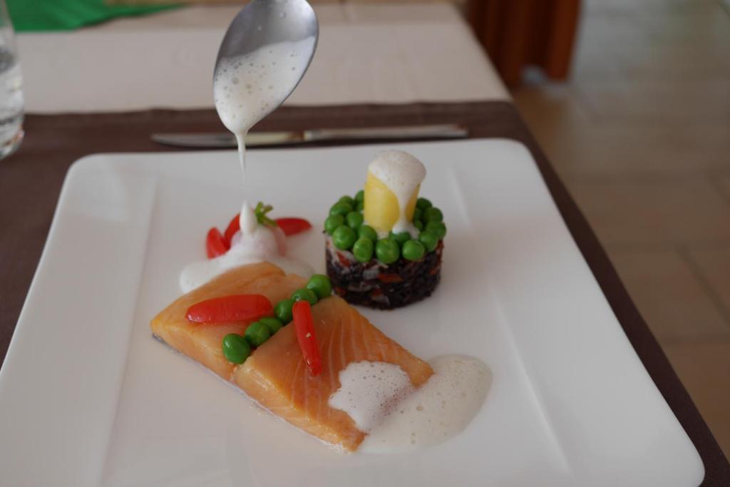 Montricher Auberge Aux Deux Sapins מראה חיצוני תמונה