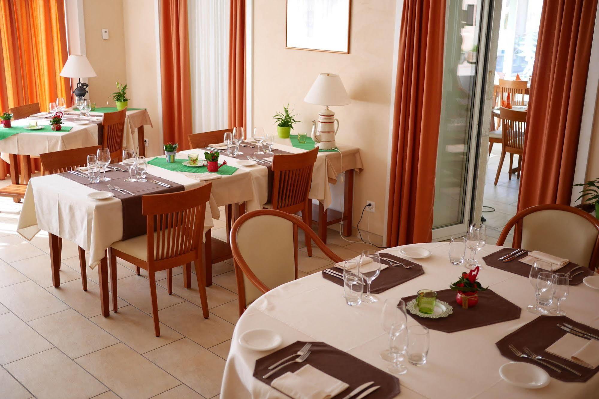 Montricher Auberge Aux Deux Sapins מראה חיצוני תמונה