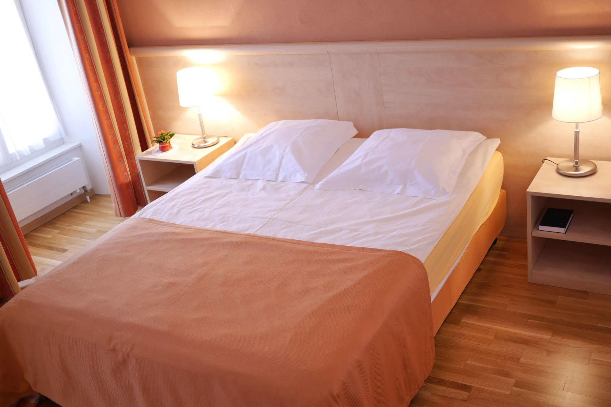 Montricher Auberge Aux Deux Sapins מראה חיצוני תמונה