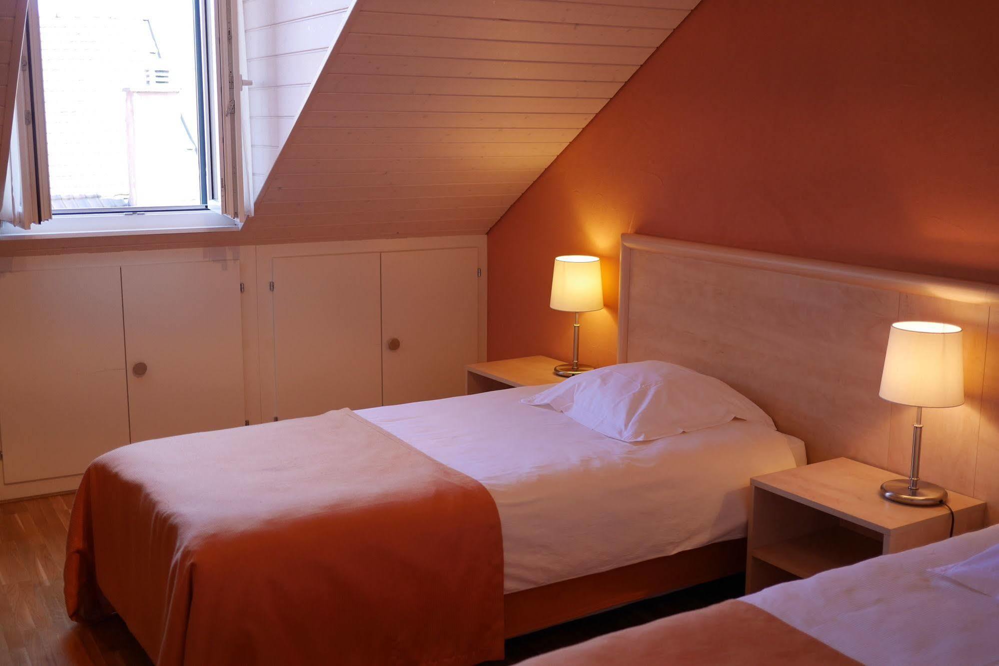 Montricher Auberge Aux Deux Sapins מראה חיצוני תמונה