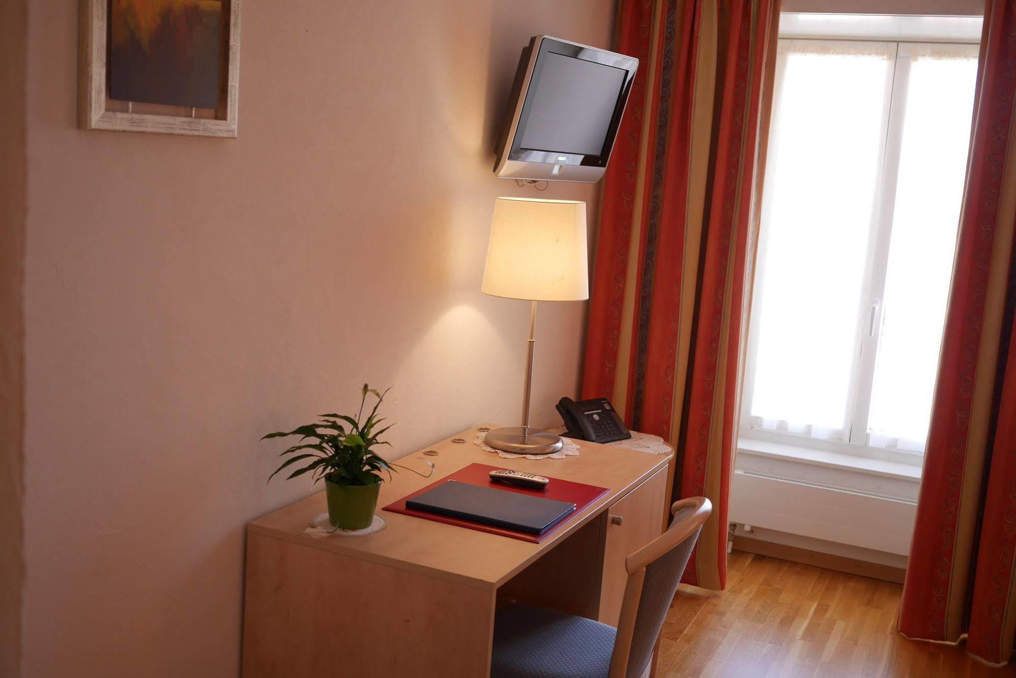 Montricher Auberge Aux Deux Sapins מראה חיצוני תמונה