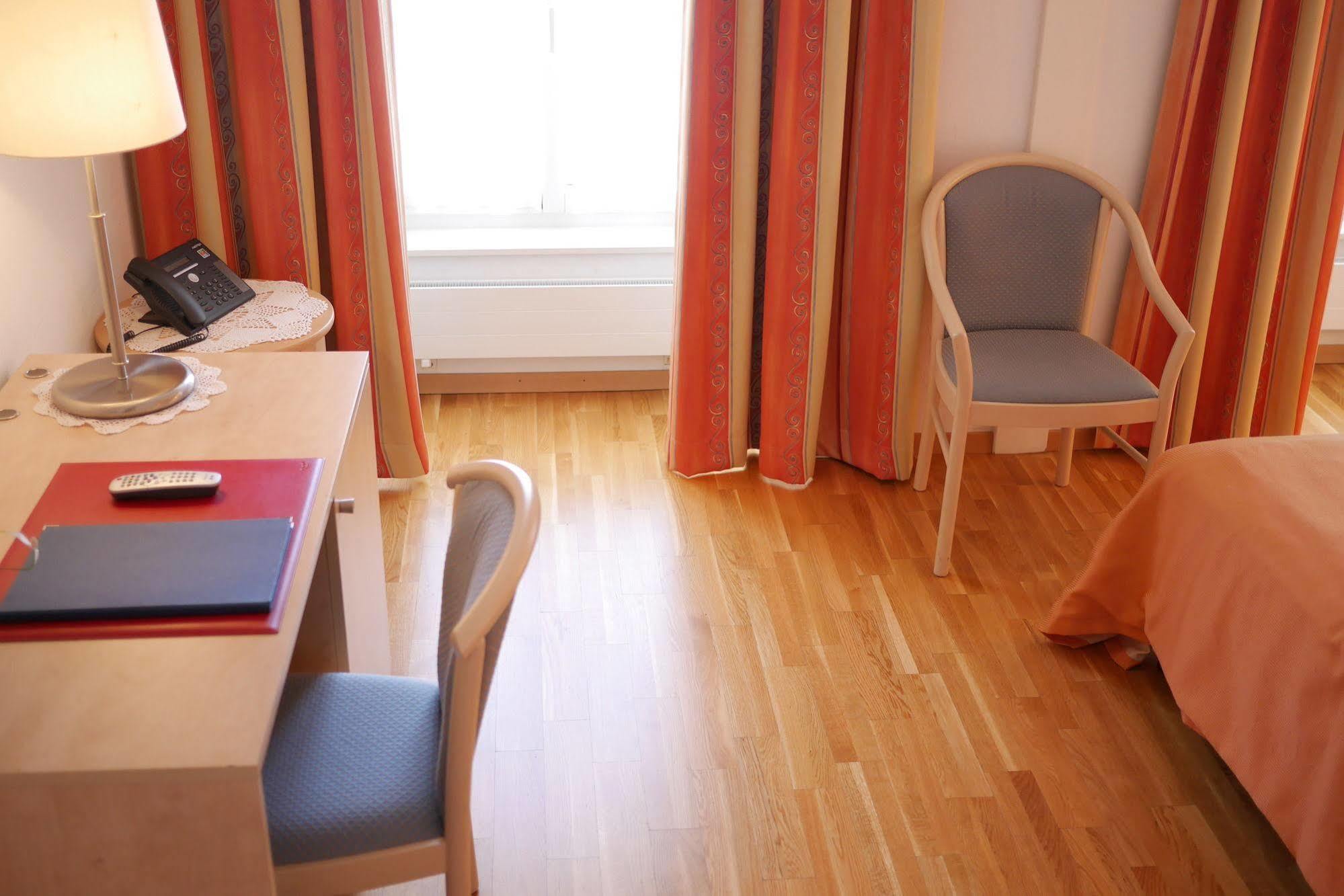 Montricher Auberge Aux Deux Sapins מראה חיצוני תמונה