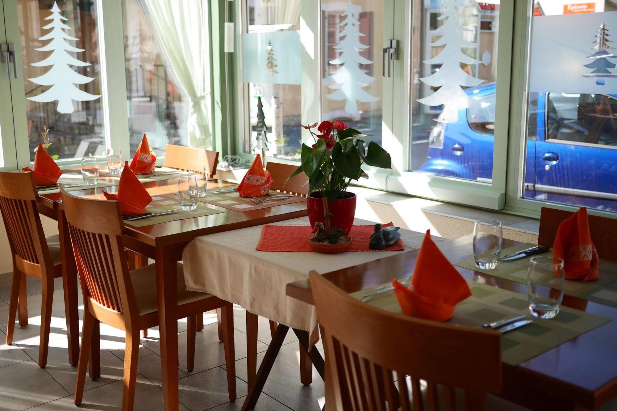 Montricher Auberge Aux Deux Sapins מראה חיצוני תמונה