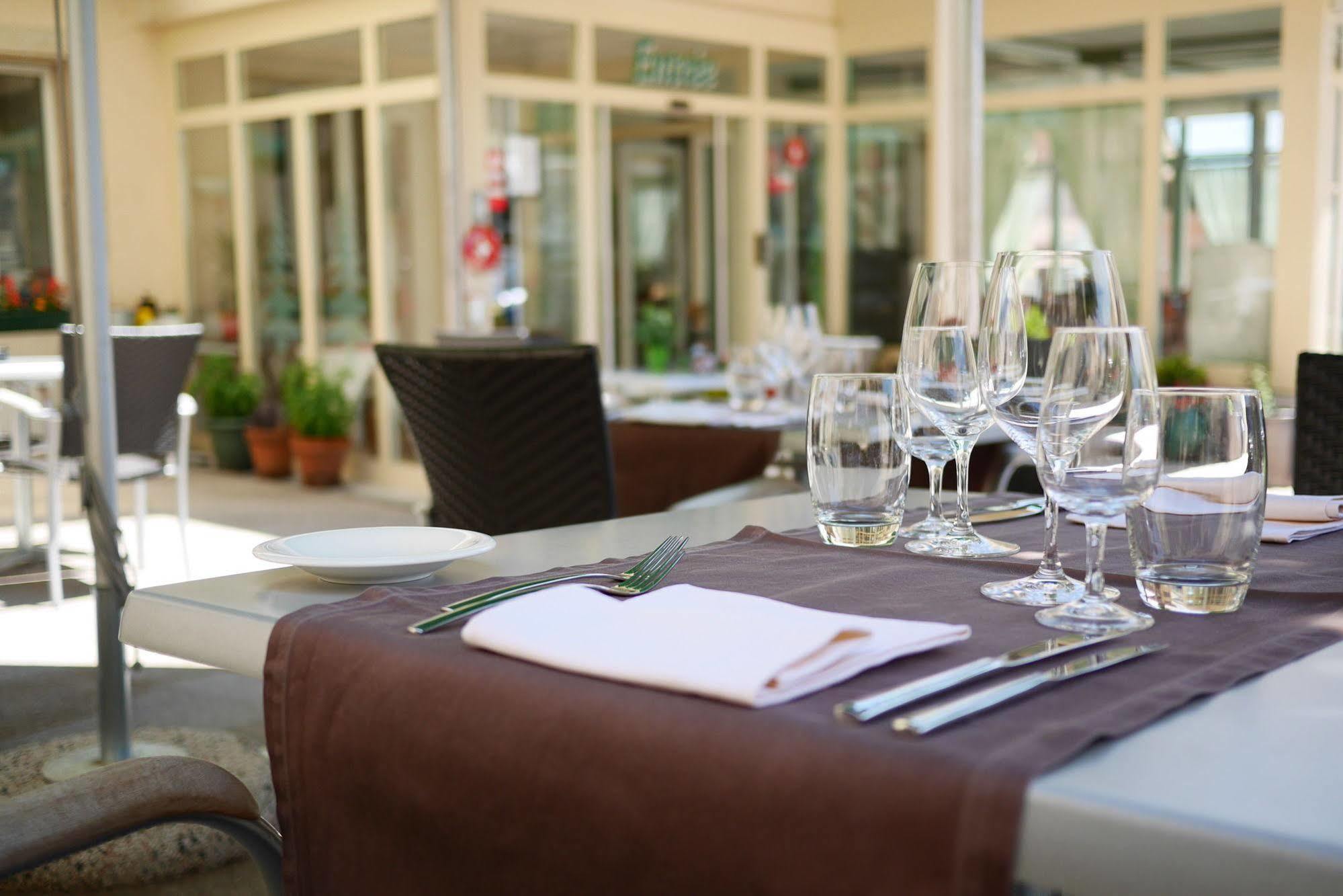 Montricher Auberge Aux Deux Sapins מראה חיצוני תמונה